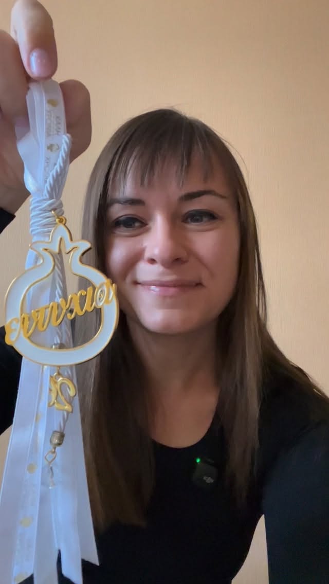 Mivel kíván a görög bőséget, sikert és szerencsét? Íme a kis szimbolikus ajándék, amitől az #ünnep előtt megtelnek a boltok polcai.
Te találkoztál már vele? Írd meg kommentben. #görög #görögország #hagyomány #szerencse