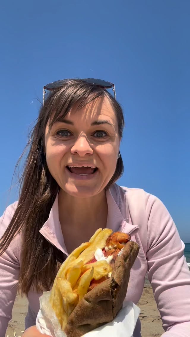 Mi az, ami nem gyros és mégis pitában van? Ismerkedj a görög konyhával még mielőtt félre értesz valamit a nyaraláson. 😉Nézd meg és mentsd el ezt a videót. #gyros #souvlaki #pita #görög #görögország