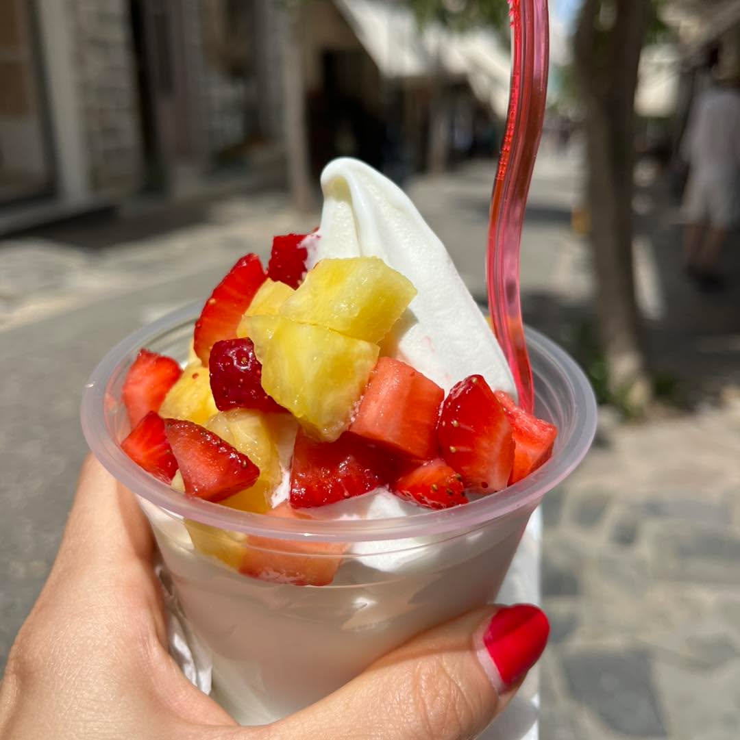 Fagyi helyett frozen yoghurt Krétán!🍦
Habár a jeges joghurt már mindenhol egyre elterjedtebb, azért az igazi görög joghurtból készült finomságnak nincs párja. 😋
Én mindig a natúr változatot kérem, gyümölcsökkel a tetején. (Na jó, néha egy kis étcsoki is becsúszik a tetejére😅)
Elég sok helyen kapható már Krétán. Chania-Rethymno-Heraklion és Agios Nikolaos is olyan helyek, ahol megkóstolhatod. Ha te is ismersz olyan helyet Krétán, ahol lehet frozen yoghurtot kapni, kérlek írd meg kommentben, nehogy lemaradjak róla. 😅 #frozen #yoghurt #frozenyoghurt #kreta #Agios #Nikolaos #agiosnikolaos #crete #greece