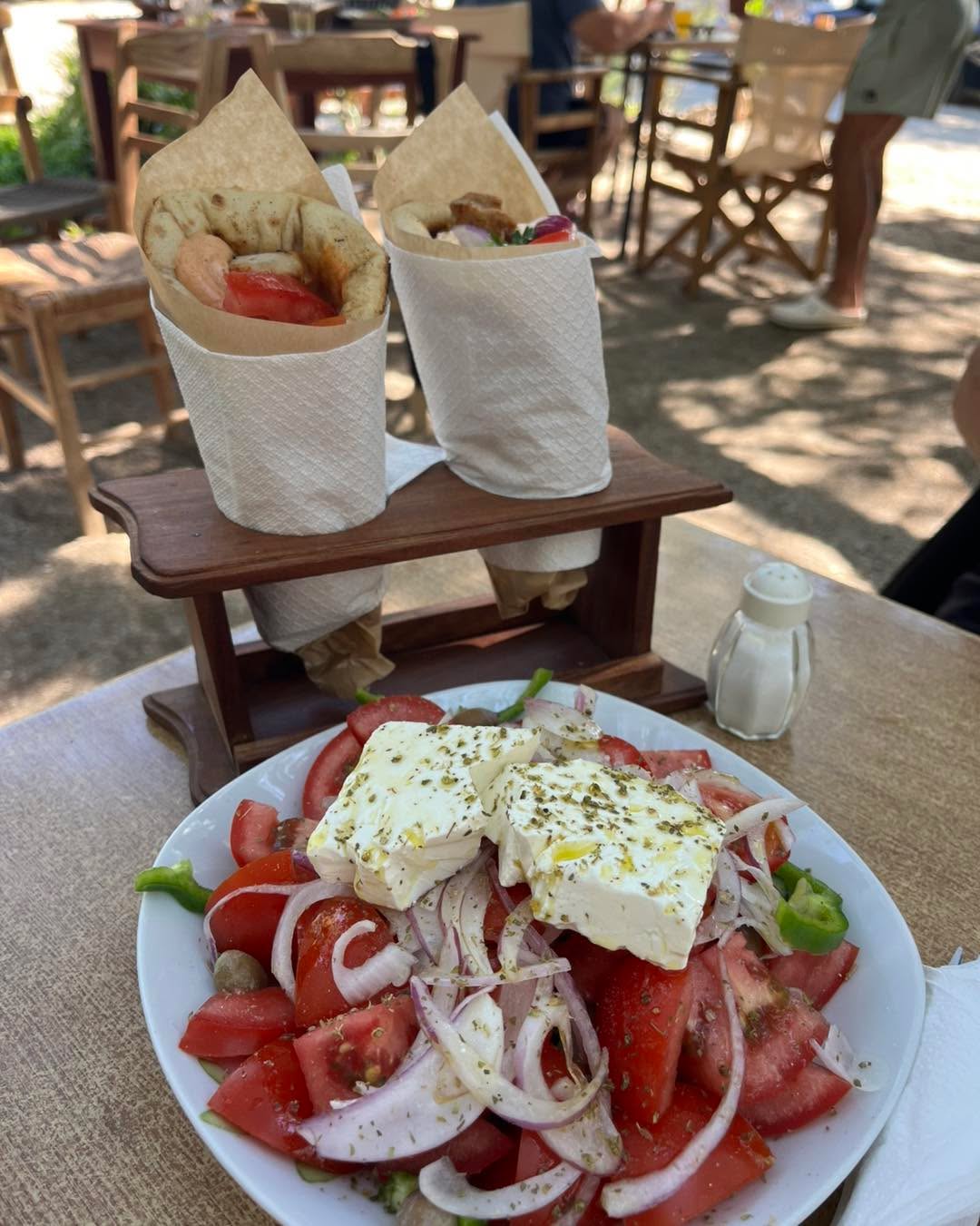 😋Mit eszel, ha Krétán leszel?
Egy remek kombó: szuvlaki pitában és görög saláta. Nem nagyon lőhetsz mellé vele. 🙃
Én inkább szuvlakis vagyok, mint gyrosos. Te melyiket eszed szívesebben? Szuvlaki, vagy gyros? #szuvlaki #souvlaki #görögsaláta #görög